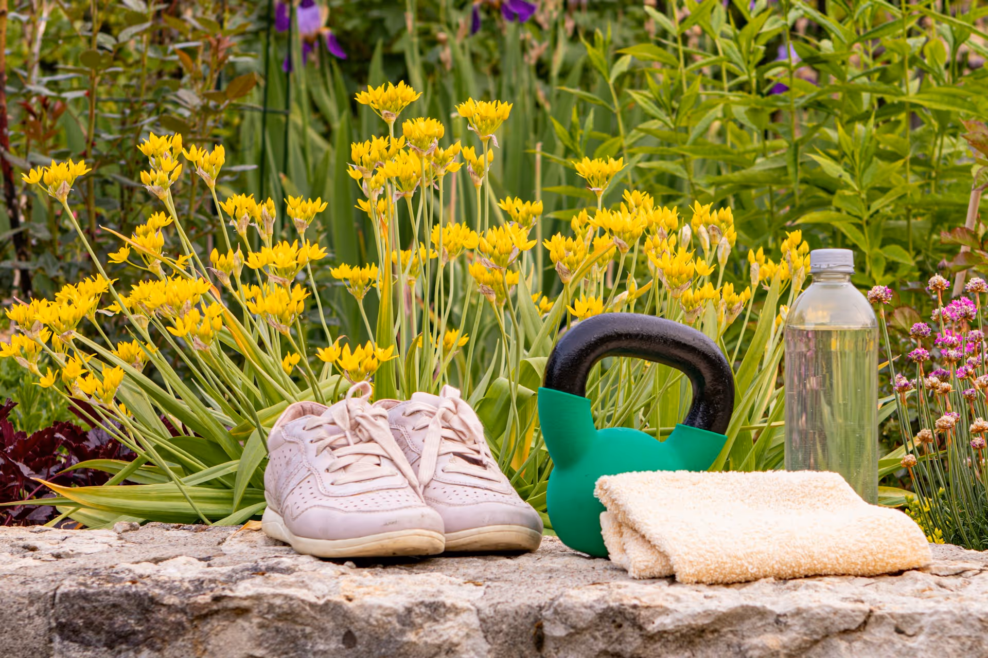 Zapatillas de gimnasio y kettlebell