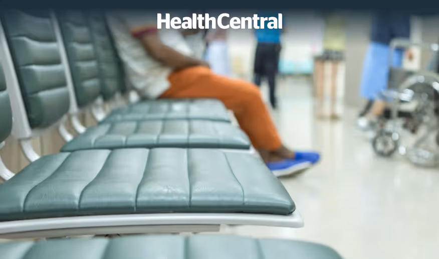 Una vista de asientos vacíos en una sala de espera de un hospital